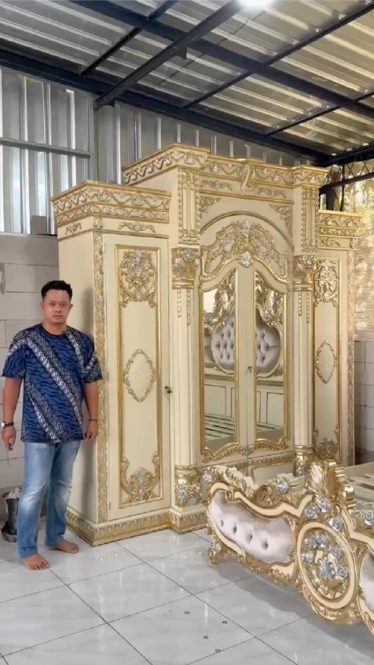 Lemari ukir jati pintu 4